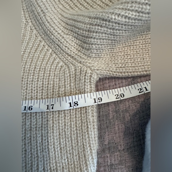 New JCrew Cropped puff-sleeve turtleneck sweater - Picture 3 of 5